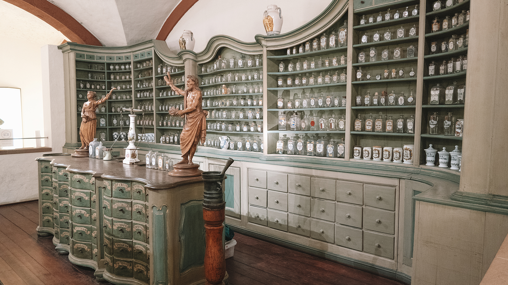 Аптека 1 36. Царская аптека 1581. Первые аптеки. Первая аптека в Москве. Первая аптека в мире.